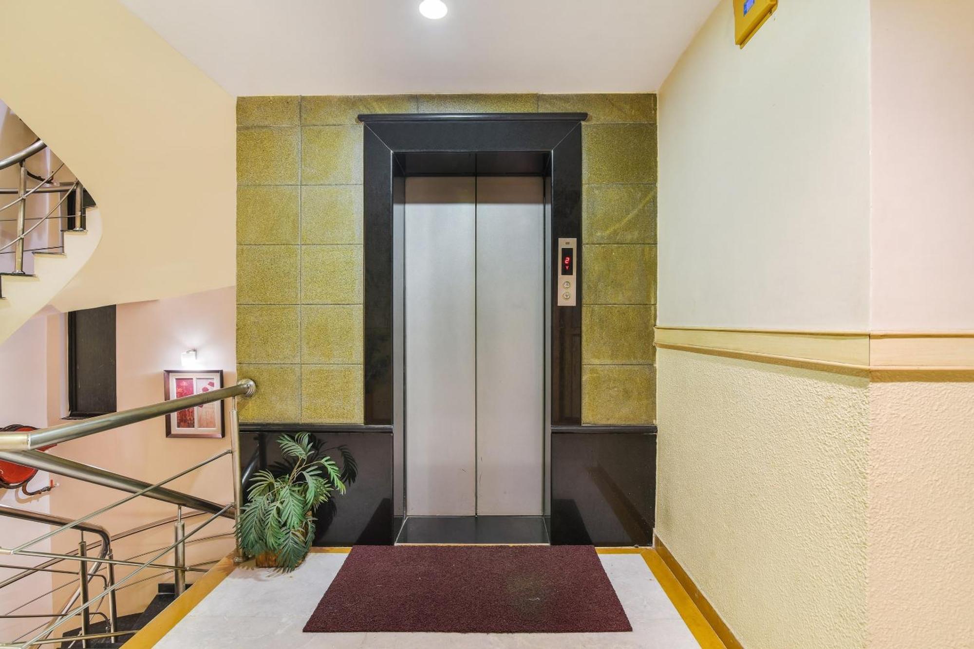 Отель Super Capital O Grand Plaza Коимбатур Экстерьер фото